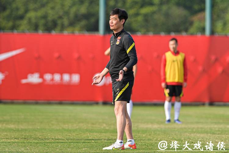 肇庆集训：蒋光太搭档18岁新秀！李霄鹏急找减压位，国足“青春工具箱”真能找对路吗？